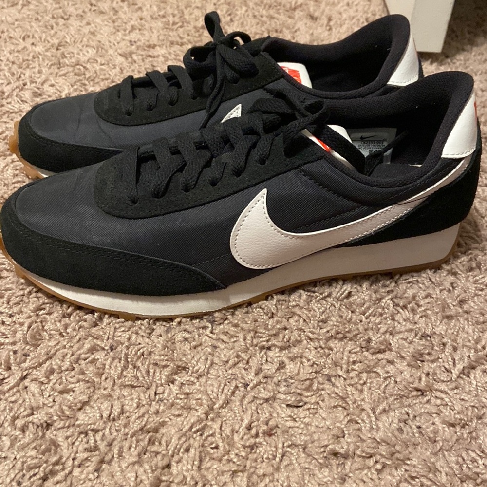 Nike daybreak nior shoes. Black. Size 8.5 women. Only worn 2 times.